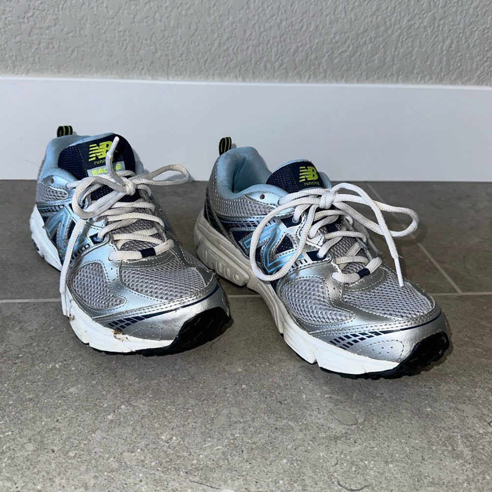 New Balance sneaker, size 8 great condition, sole and tread are great